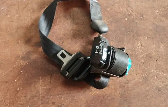 Chrysler Voyager Third row seat belt 