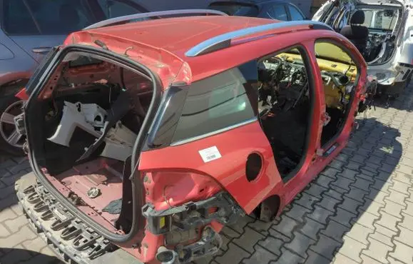 Renault Clio IV Front quarter panel 