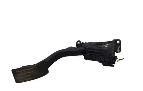Accelerator throttle pedal