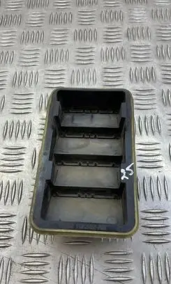 Quarter panel pressure vent