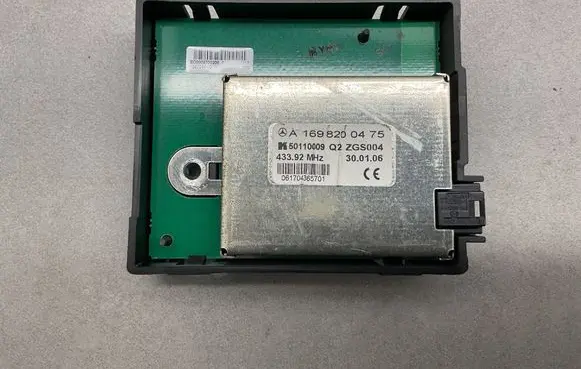 Mercedes-Benz A W169 Aerial antenna amplifier A1698200475 50110009 ZGS004