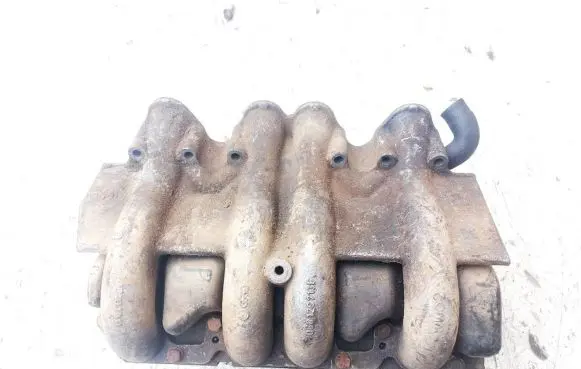 Volkswagen Jetta I Intake manifold 068129713f