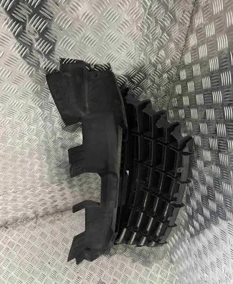 Chrysler Voyager Front bumper upper radiator grill 04857410
