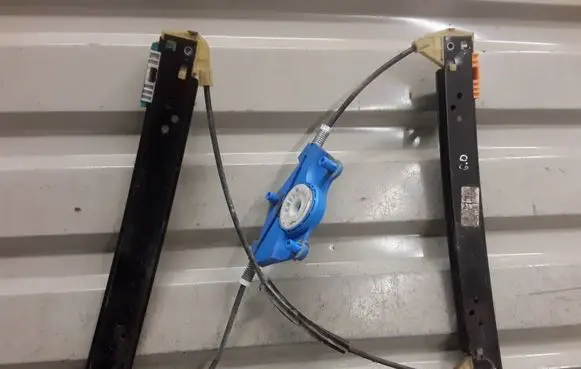 Porsche Cayenne (9PA) Rear window lifting mechanism without motor 
