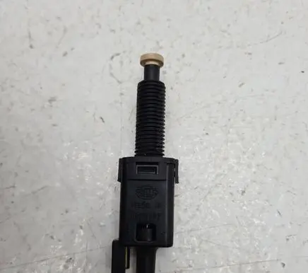 Volkswagen PASSAT B5 Clutch pedal sensor 811907343 343B
