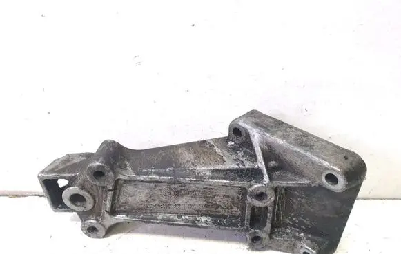 Engine mounting bracket