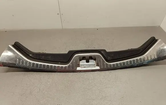 Trunk/boot sill cover protection