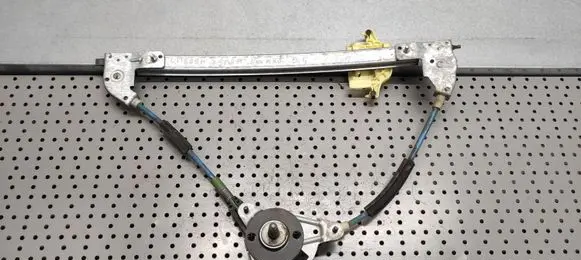 Rear door manual window regulator