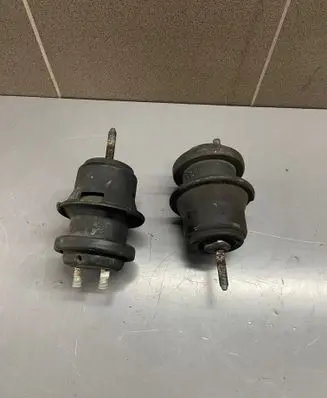 Subaru Legacy Engine mount bracket 