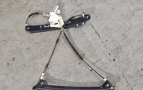 BMW 1 E82 E88 Front door window regulator with motor 51337165596