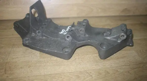 Volkswagen Golf IV Generator/alternator bracket R045903143C
