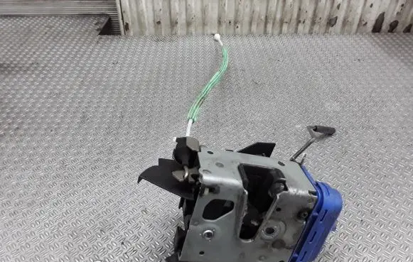 Audi A3 S3 8L Rear door lock 8D0839016A