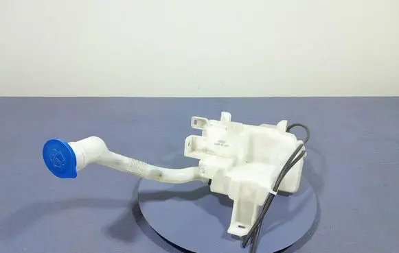 Mazda CX-3 Windshield washer fluid reservoir/tank D10E67480