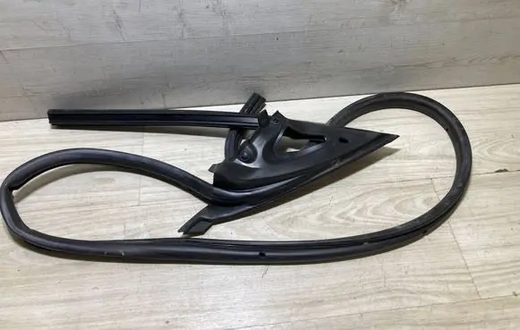 Mercedes-Benz CLS C219 Rubber seal front door (on door) A2197200578