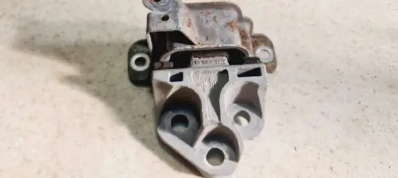 Fiat Grande Punto Engine mounting bracket 13V00VT1