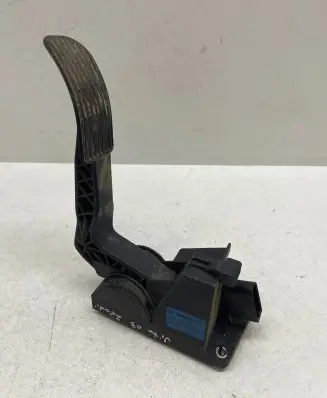 Mercedes-Benz Vito Viano W638 Accelerator throttle pedal A9013000504 0281002337 385400619