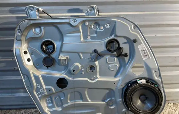 KIA Carens II Front door window regulator with motor 824701DXXX