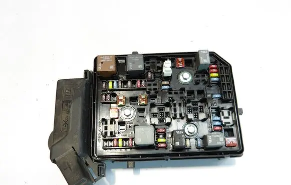 Opel Astra K Fuse module 39040849