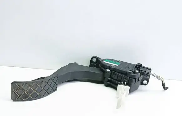 Accelerator throttle pedal