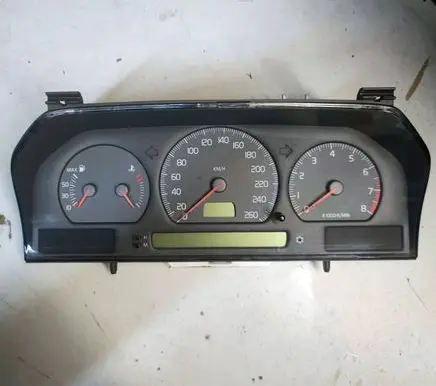 Volvo S70 V70 V70 XC Speedometer (instrument cluster) 9472519