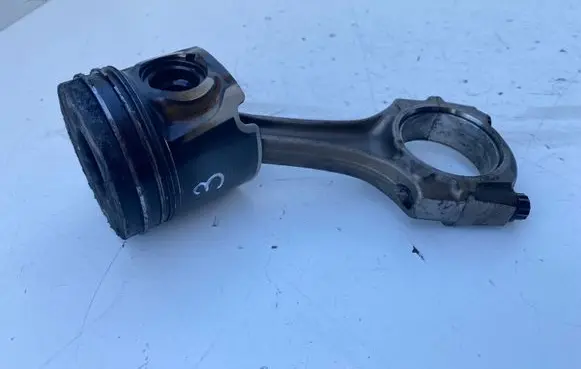 Toyota Avensis T220 Piston with connecting rod