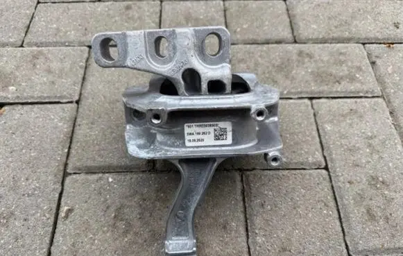 Engine mount vacuum valve