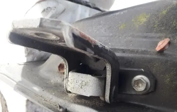 Suzuki Grand Vitara I Front door upper hinge