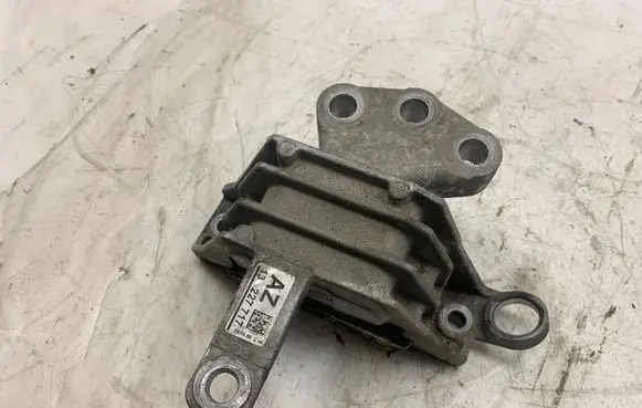 Opel Insignia A Engine mount bracket 13227717
