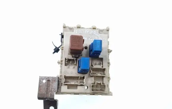 Nissan Primera Fuse box set 24350AV700 052704