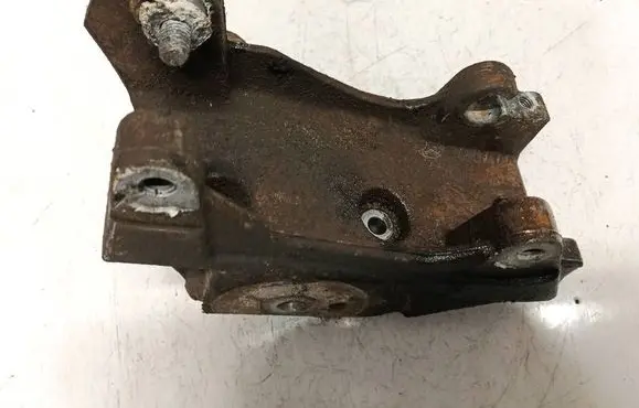 Engine mounting bracket