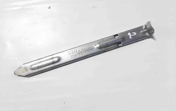 Headlight/headlamp mounting bracket