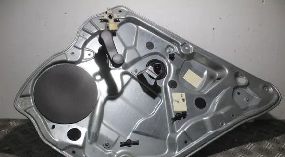 Rear door manual window regulator