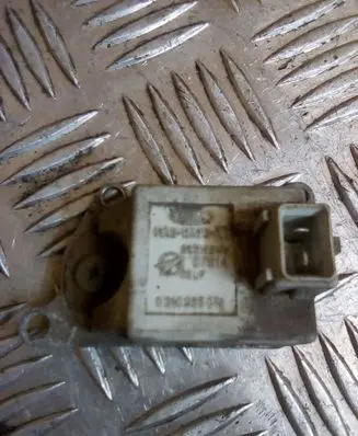 Ford Mondeo Mk III Ignition amplifier control unit 0310025012 C7B1A