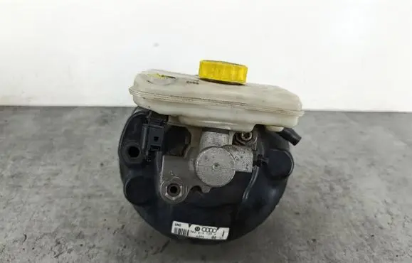 Volkswagen PASSAT B5.5 Brake booster 3B0614105A