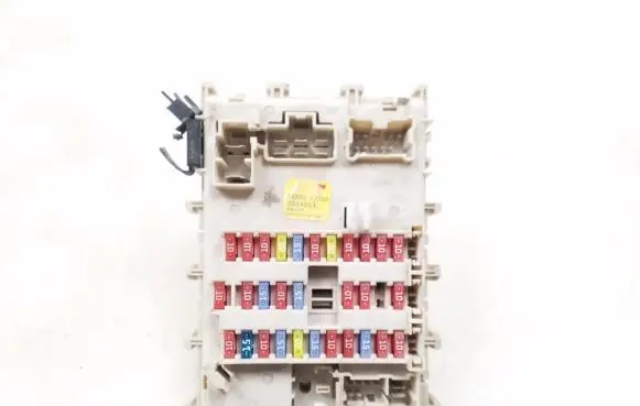 Nissan Primera Fuse module 24350AV700