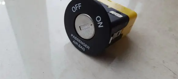 KIA Ceed Passenger airbag on/off switch 