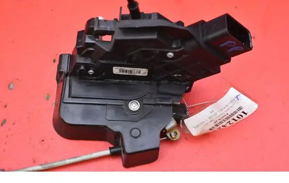Volvo XC60 Front door lock 30799302