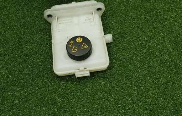 Brake fluid reservoir