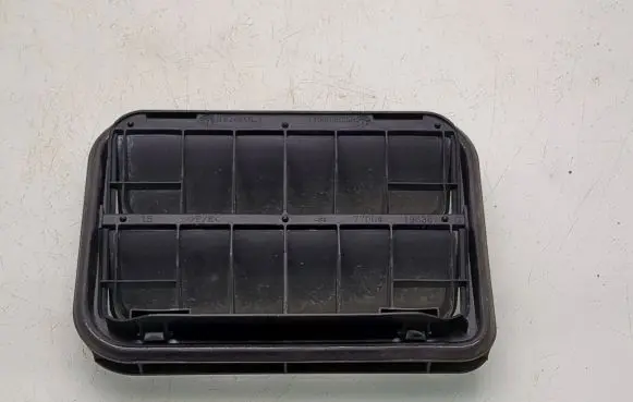 Quarter panel pressure vent