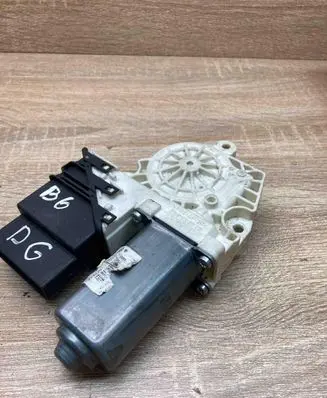 Volkswagen PASSAT B6 Rear door window regulator motor 97422613 973622105