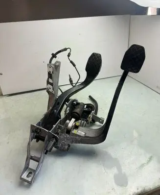 Volkswagen PASSAT B5.5 Brake pedal 8D1721117L