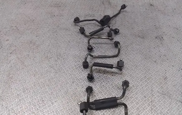 BMW 5 E39 Fuel injector supply line/pipe 