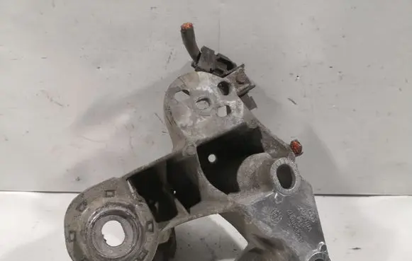 Volkswagen PASSAT B5 Engine mounting bracket 4B0199352B