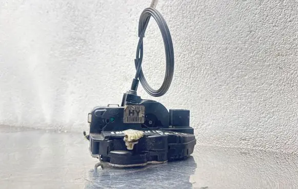 Opel Insignia A Front door lock 3023803E015 00462322