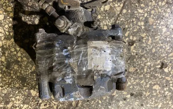 Opel Insignia A Rear brake caliper