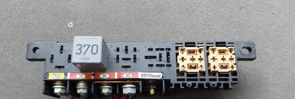 Audi A6 S6 C5 4B Relay mounting block 8L0941822A