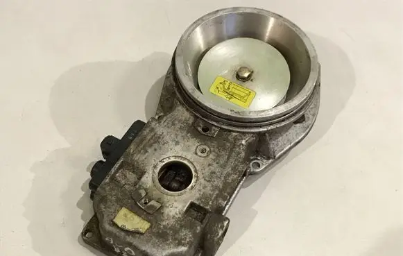 Audi 80 90 B3 Fuel distributor 0438121011 026133353