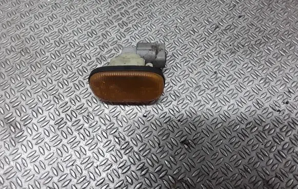 Toyota Avensis Verso Front fender indicator light 013047