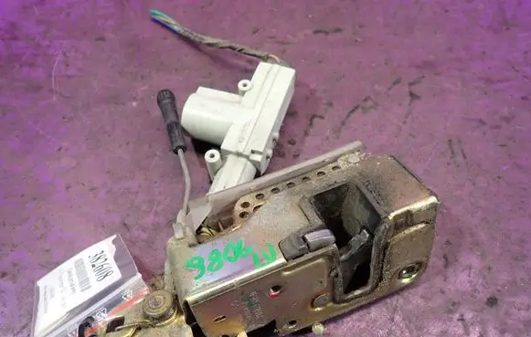 Volkswagen Transporter - Caravelle T4 Front door lock 