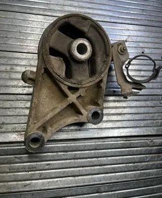 Opel Vectra C Engine mount bracket 21031133